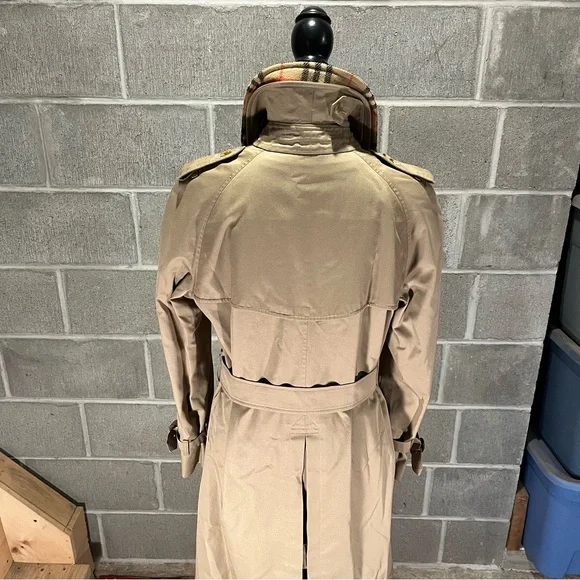 Burberry trench coat. - Picture 6 of 15